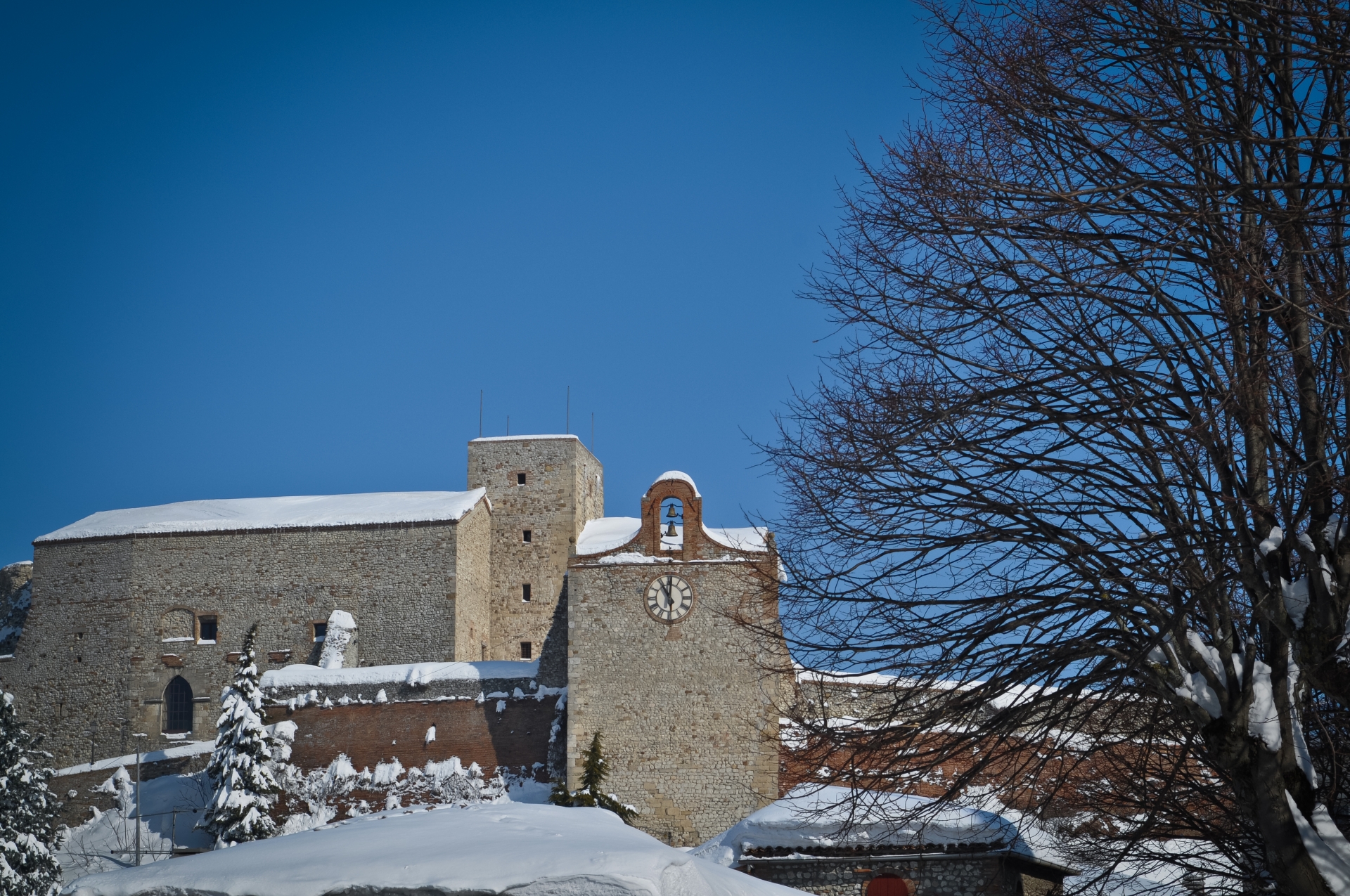 Verucchio Malatestian fortress with snow photo by Alessandra D'Alba