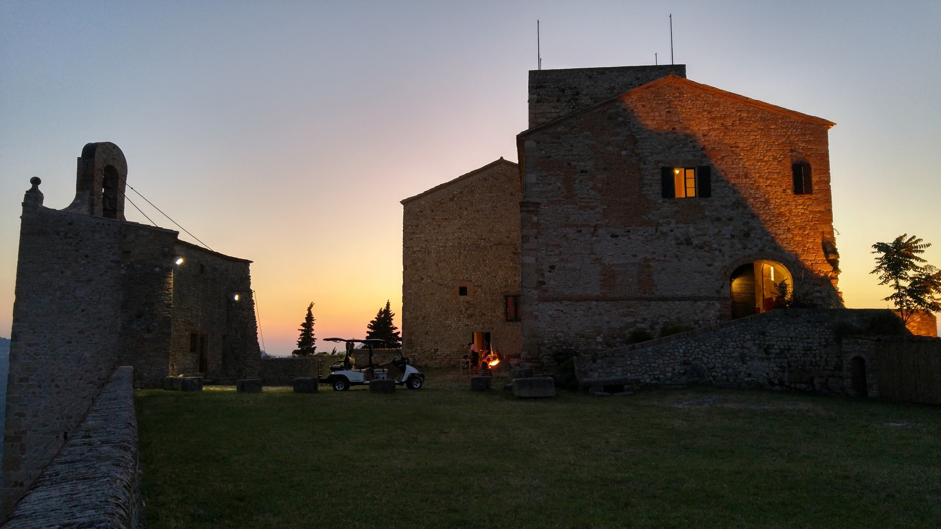 Verucchio Malatestian fortress sunset photo by Giuseppe Lo Cascio