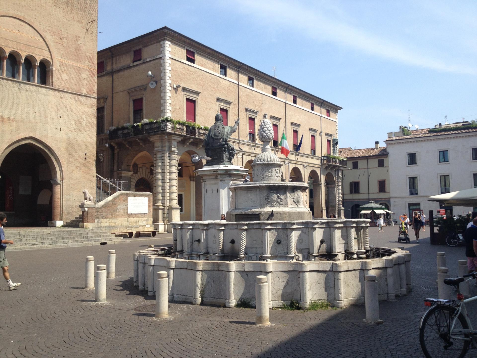 Fontana della Pigna (Rimini), da sud photo by Congolandia.g
