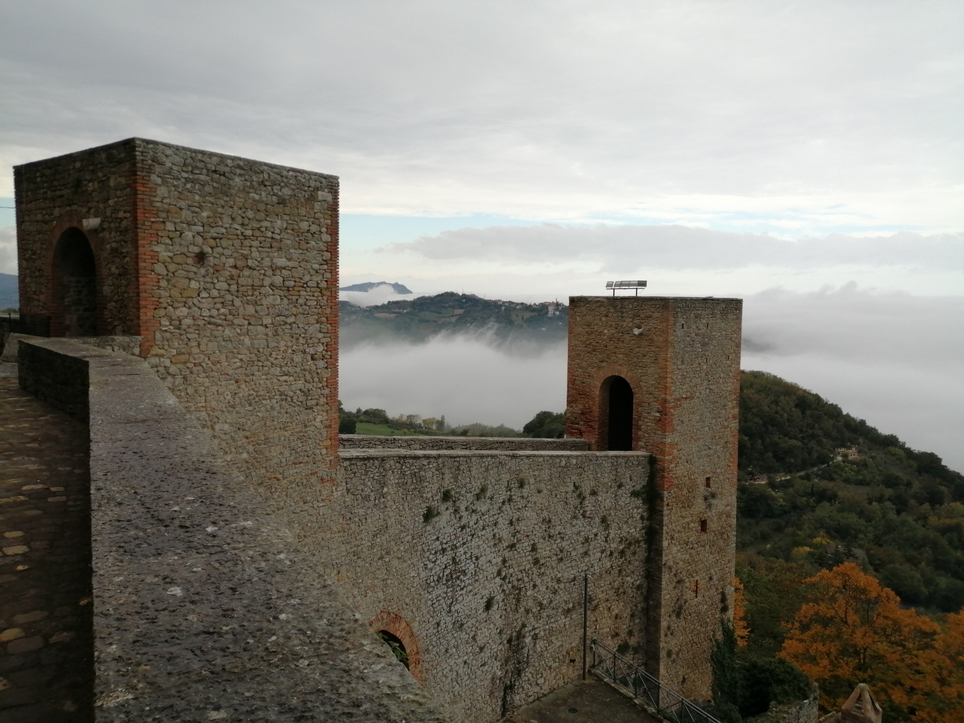 Rocca di Montefiore Conca Rn foto di castello di Montefiore Conca