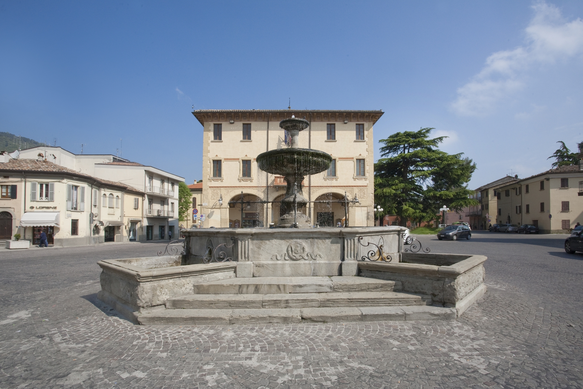 Novafeltria, municipio e fontana foto di Paritani