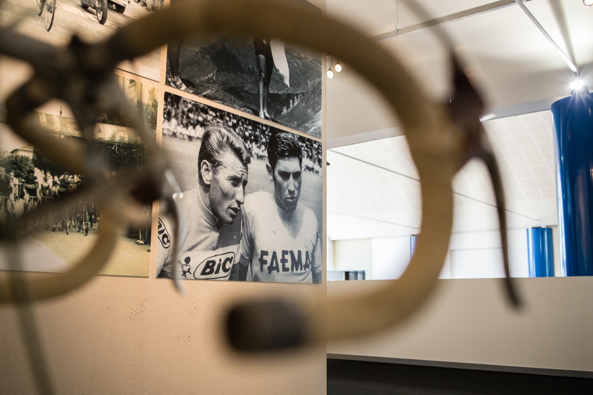 Foto d'epoca di Jacques Anquetil e Eddy Merckx al Museo dei campionissimi - ENIT SpA