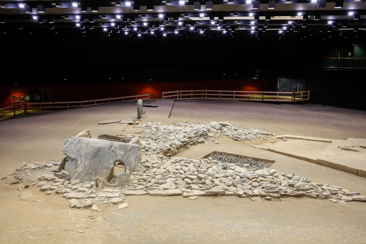 Dolmen - Saint-Martin-de-Corléans Megalithic Area - Archivio Regione Autonoma Valle d'Aosta