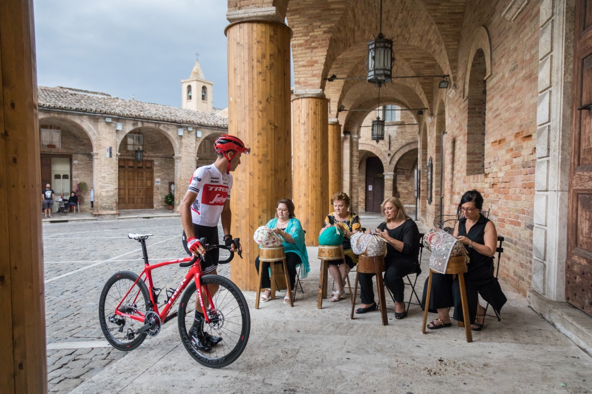 Artigiane del tombolo con Vincenzo Nibali, testimonial ufficiale Regione Marche - Regione Marche