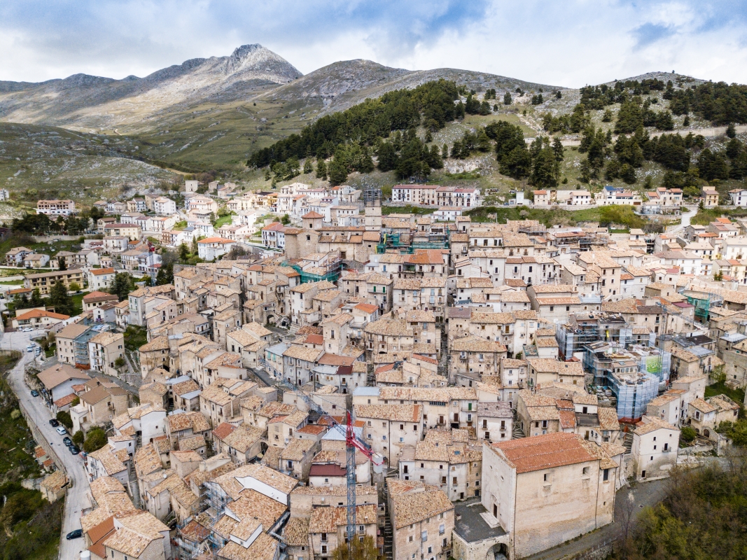 Vista aerea del borgo di Castel del Monte in Abruzzo - ENIT SpA