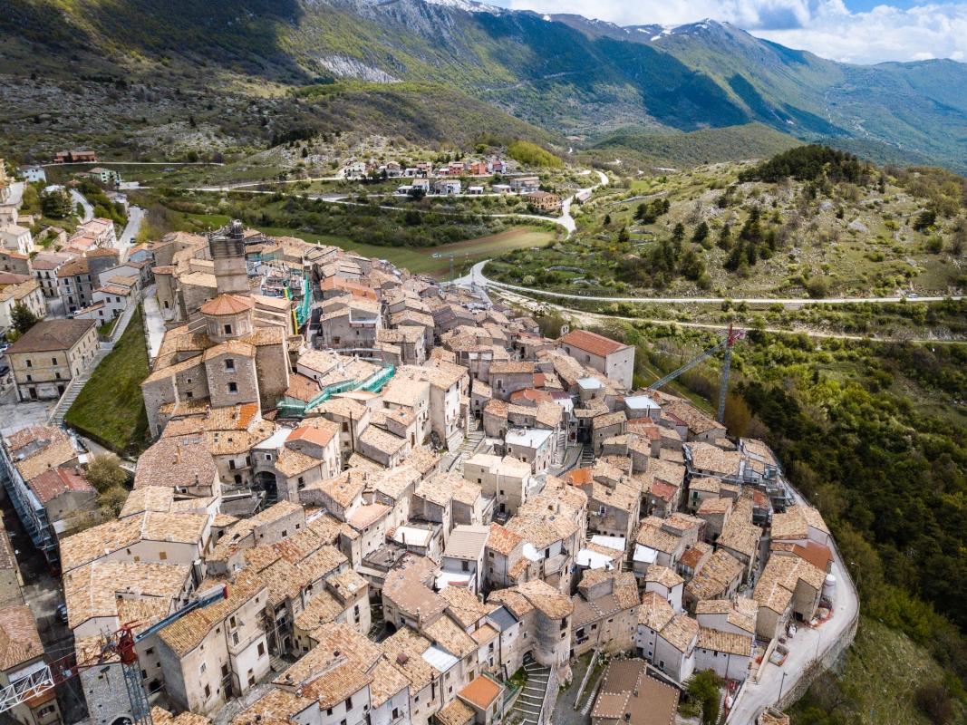 Vista aerea del borgo di Castel del Monte in Abruzzo - ENIT SpA