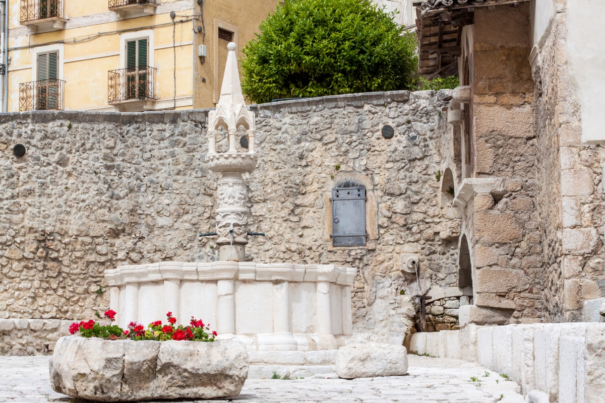 Fontana medievale di Fontecchio in Piazza del Popolo - Simone Antonazzo / ENIT SpA