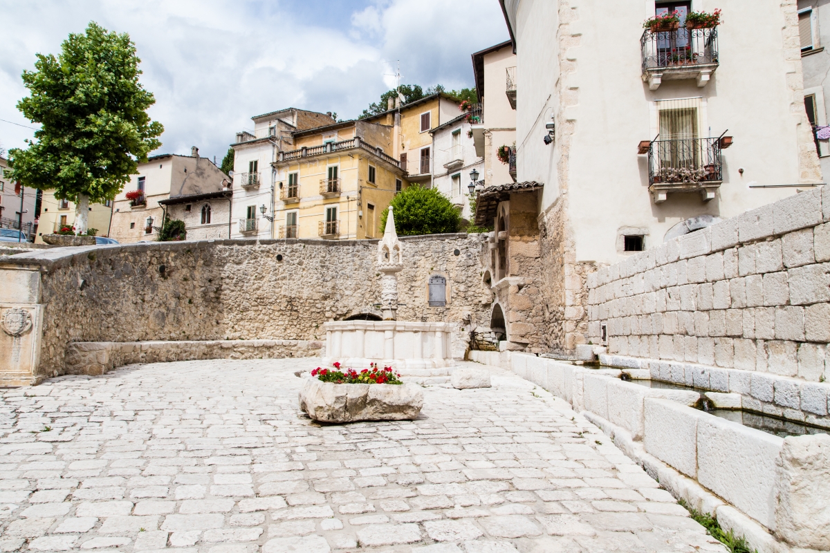 Fontana medievale di Fontecchio in Piazza del Popolo - Simone Antonazzo / ENIT SpA