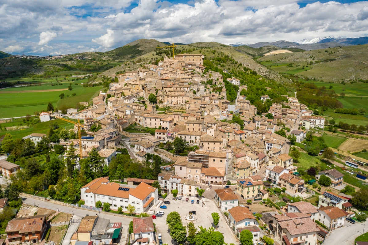 Vista aerea del borgo di Navelli in Abruzzo - ENIT SpA