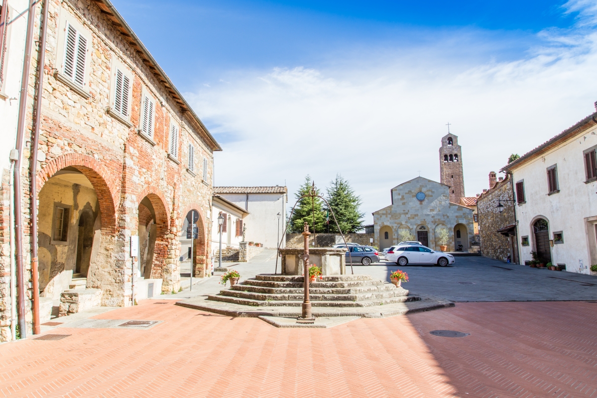 Civitella in Val di Chiana, vista di piazza Don Alcide Lazzeri con la Chiesa di Santa Maria Assunta sullo sfondo - Simone Antonazzo / ENIT SpA
