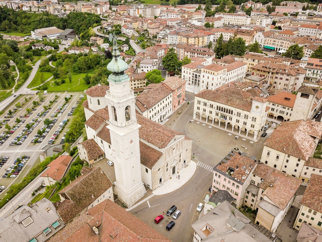 Piazza Duomo con la Basilica Cattedrale di San Martino e il Palazzo dei Rettori - vista aerea - ENIT SpA