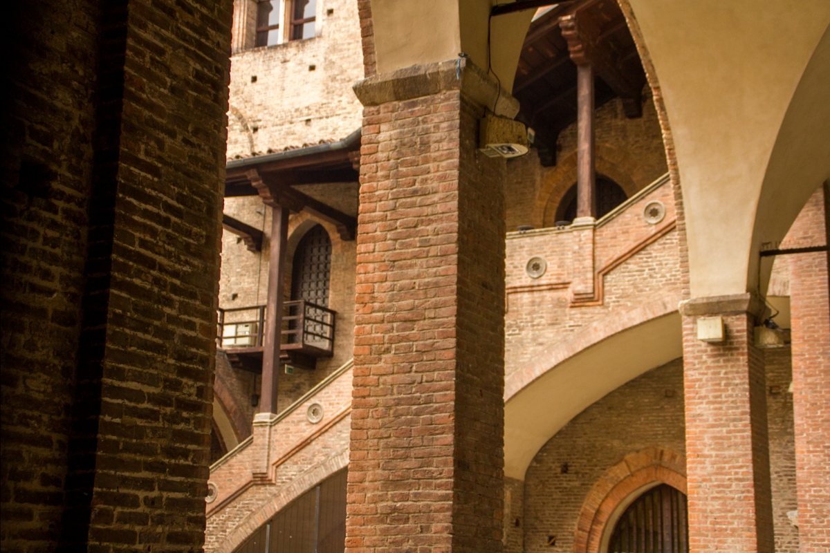 Particolare di porticato e scala interna di Palazzo Re Enzo - Steqqq