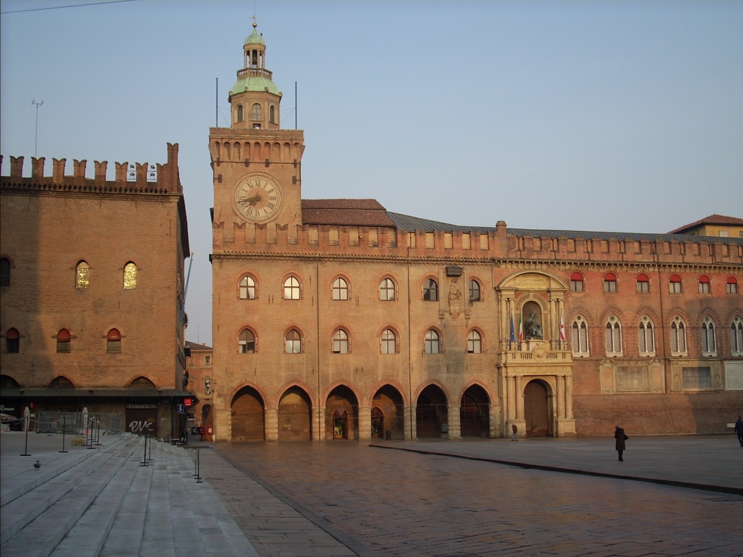 Palazzo del Divus Petronius in Piazza Maggiore - PacoPetrus