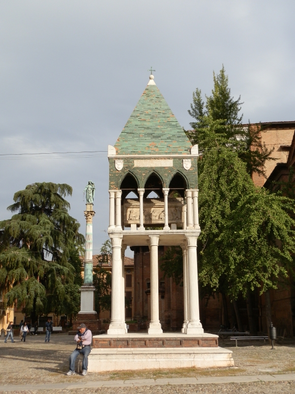 Tombe dei Glossatori Piazza San Domenico 2 - Lisa Fortini