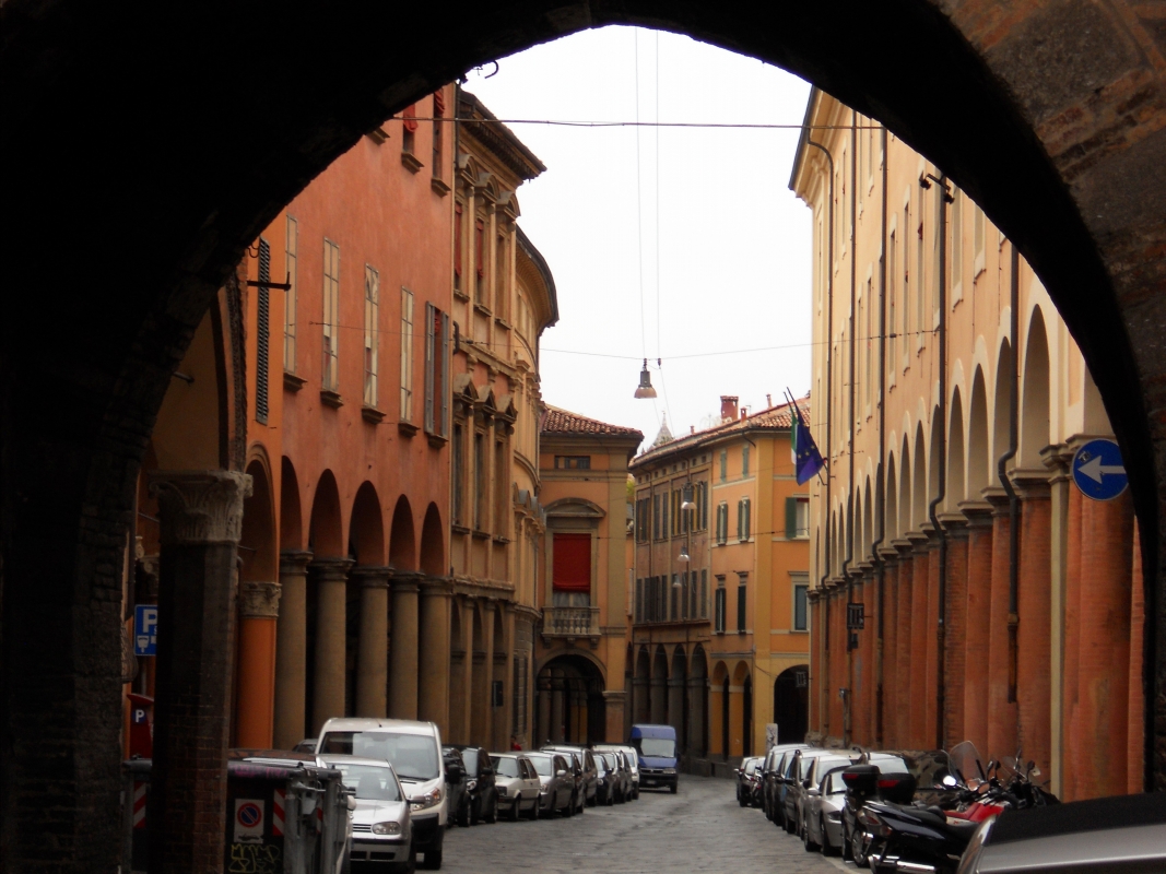 Portici di via Castiglione fotografati dall'arco del Torresotto - Albertoc