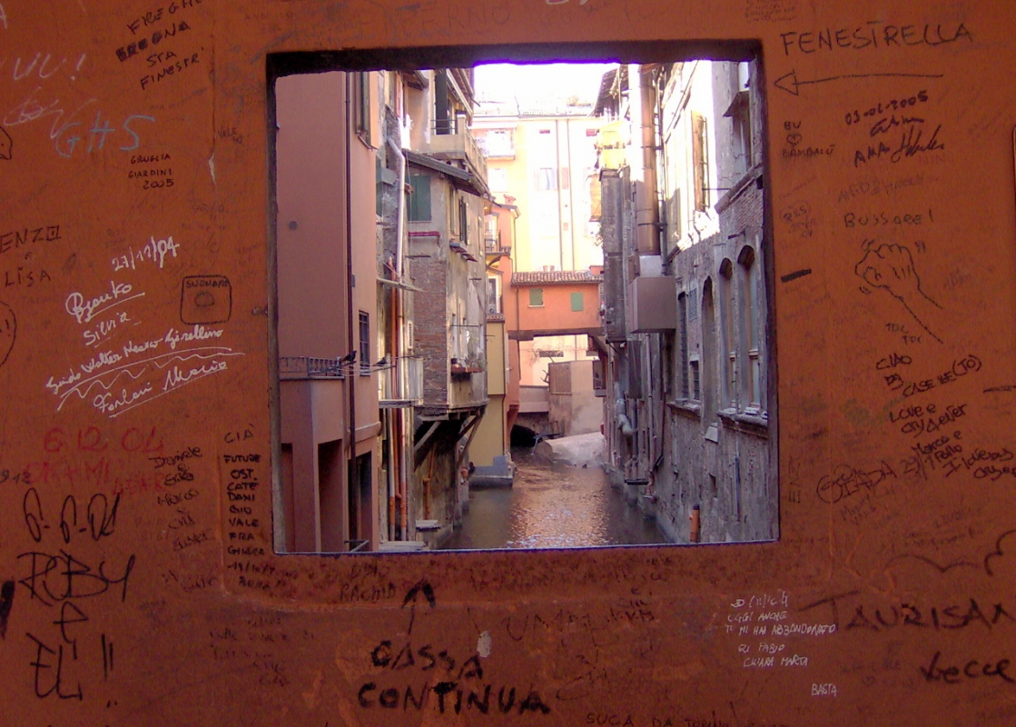 Via Piella, la &quot;finestrella&quot; sul canale a Bologna - Bristin