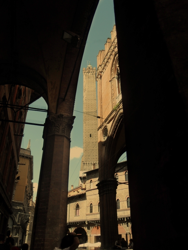 Torre degli Asinelli da un portico di via Castiglione - Lia Versaci