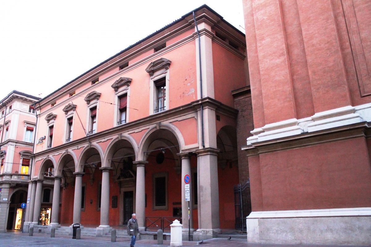 Le colonne leggere del portico della Cattedrale di San Pietro a Bologna - Mariaorecchia