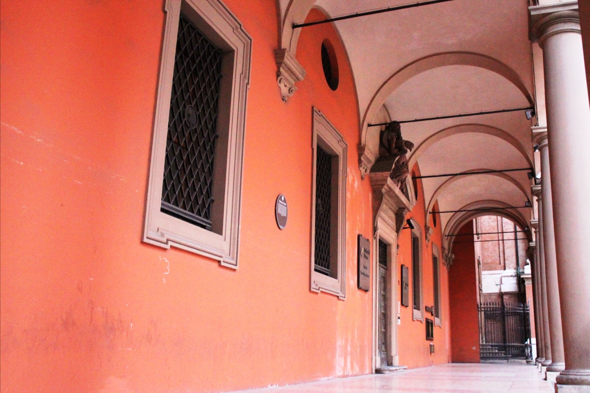 Colore rosso mattone per il portico della Cattedrale Metropolitana di Bologna - Mariaorecchia