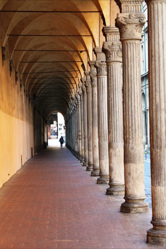Il portico di San Giacomo prima dell' arrivo degli studenti universitari di Bologna - Mariaorecchia