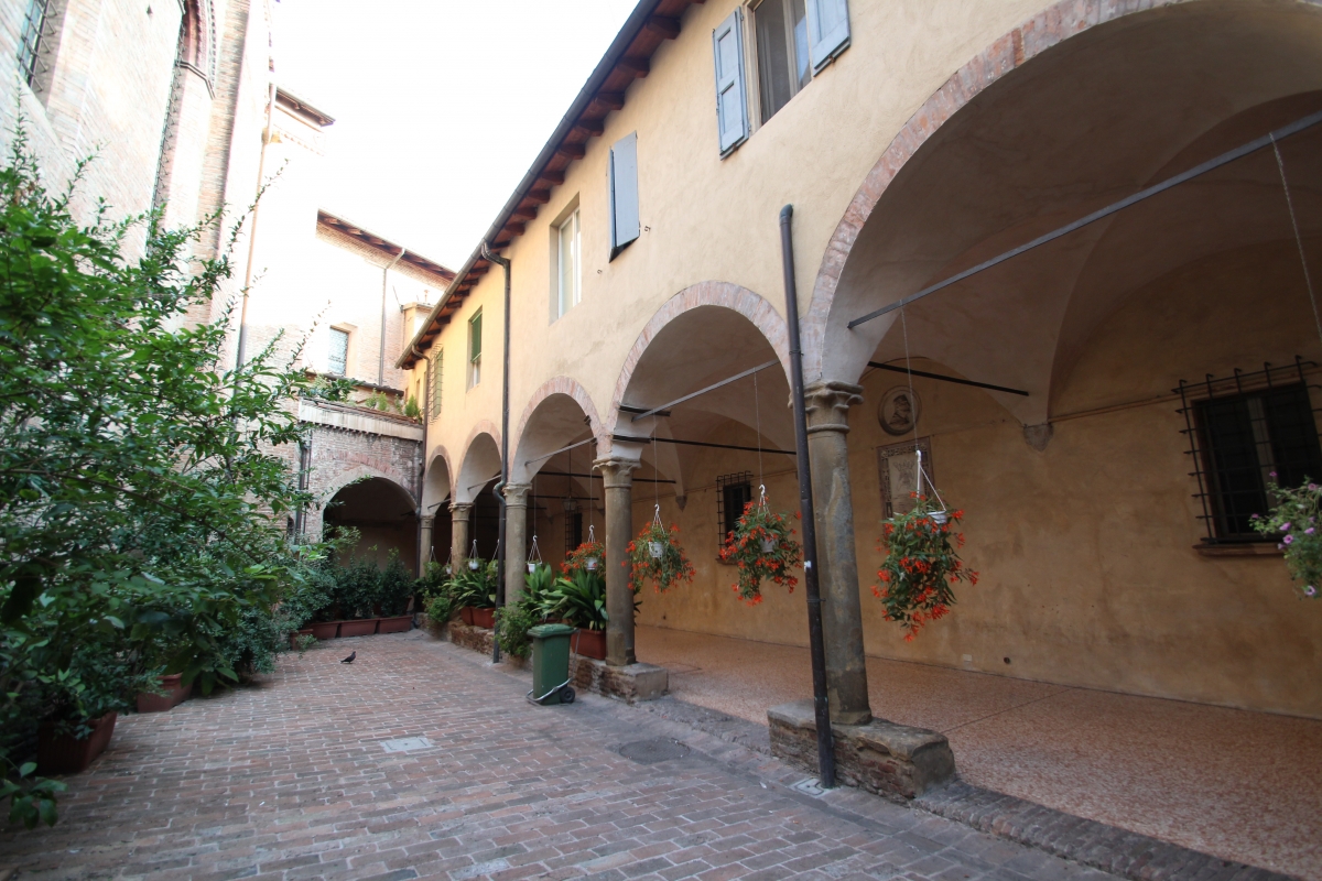 Portico interno dell'Oratorio di S. Cecilia raggiungibile dal portico di san Giacomo - Mariaorecchia