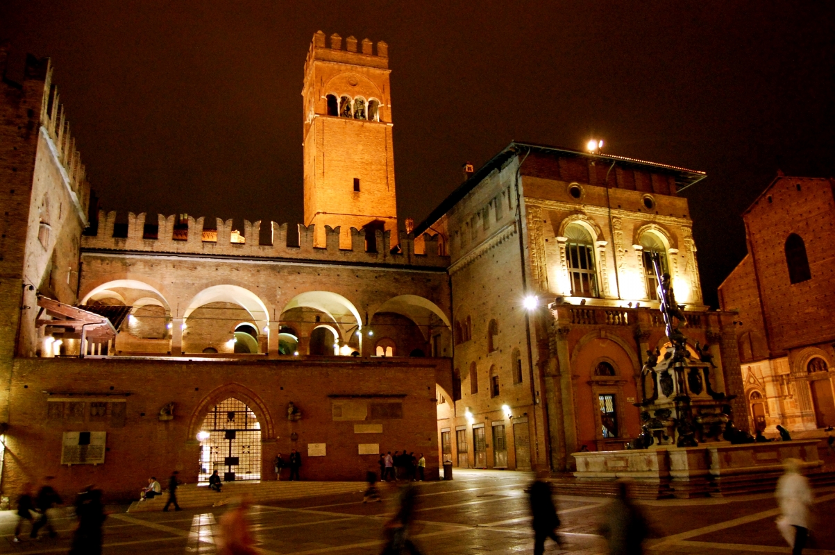 Palazzo Re Enzo, di sera - Valentina.desantis