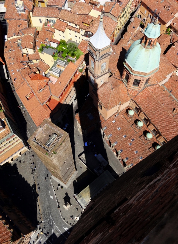 Torre Garisenda and the shadow of Torre Asinelli - Marco Di Nonno (Emmeddienne)