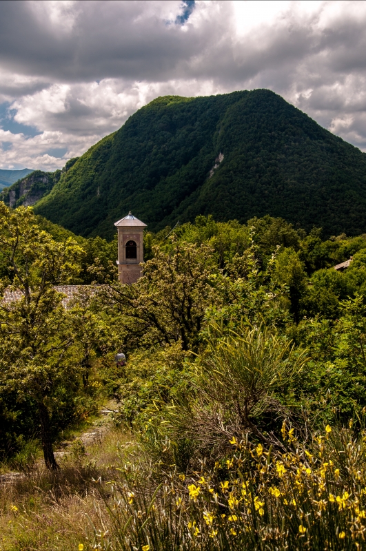 Montovolo - Santuario sullo sfondo del Monte Vigese - P.parigi