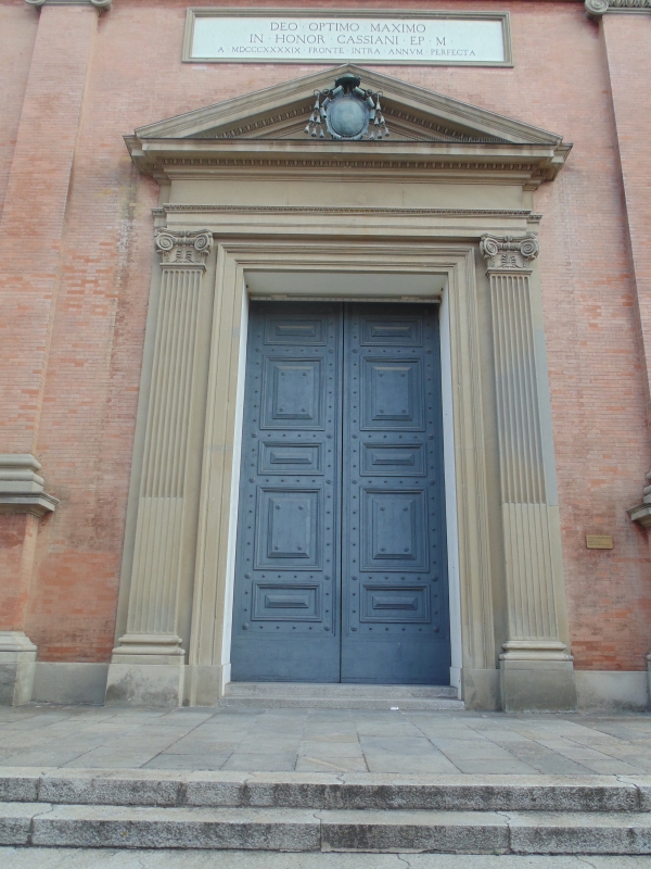 Chiesa cattedrale di San Cassiano (portone ingresso) - Maurolattuga