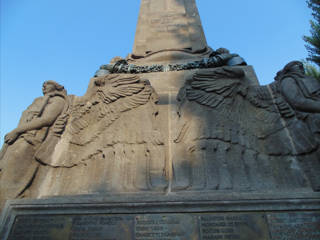 Monumento ai Caduti della prima guerra mondiale (dettaglio fondo) - Maurolattuga