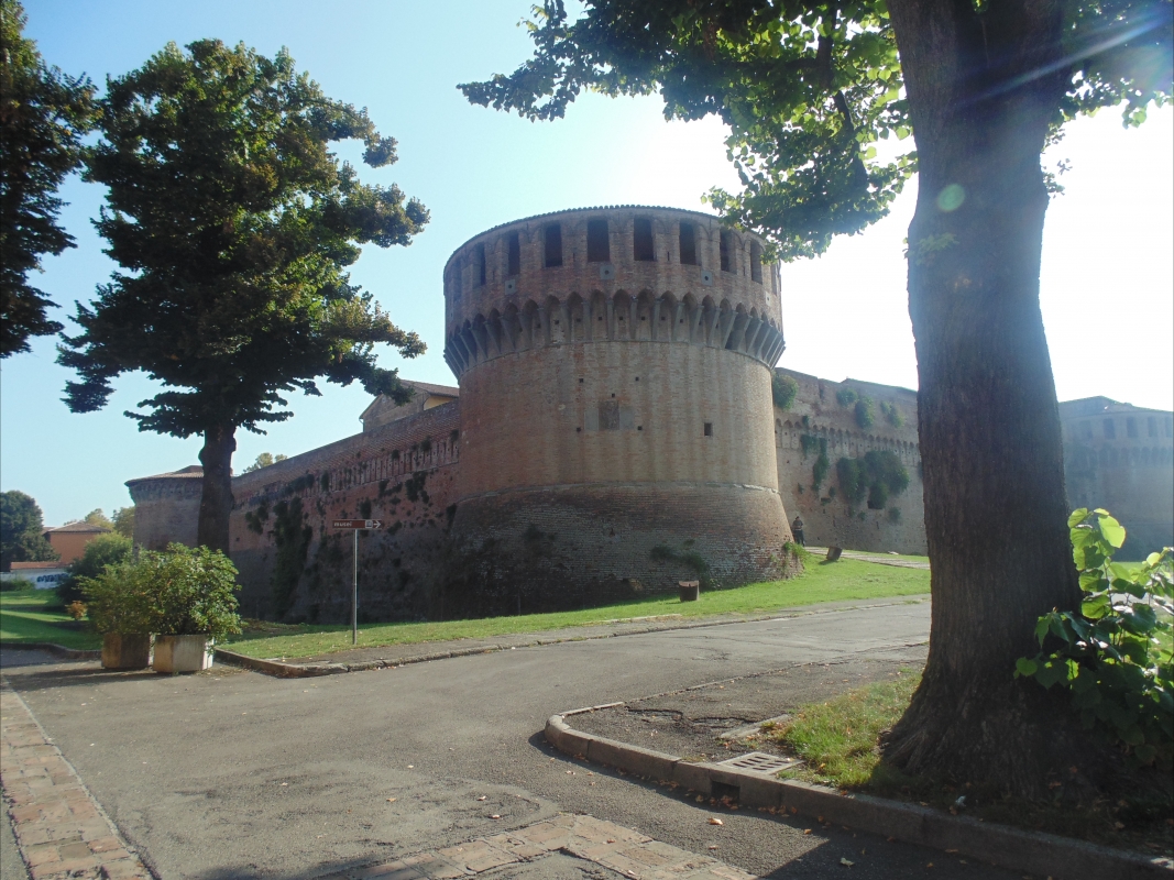 Rocca Sforzesca vista laterale e parco - Maurolattuga
