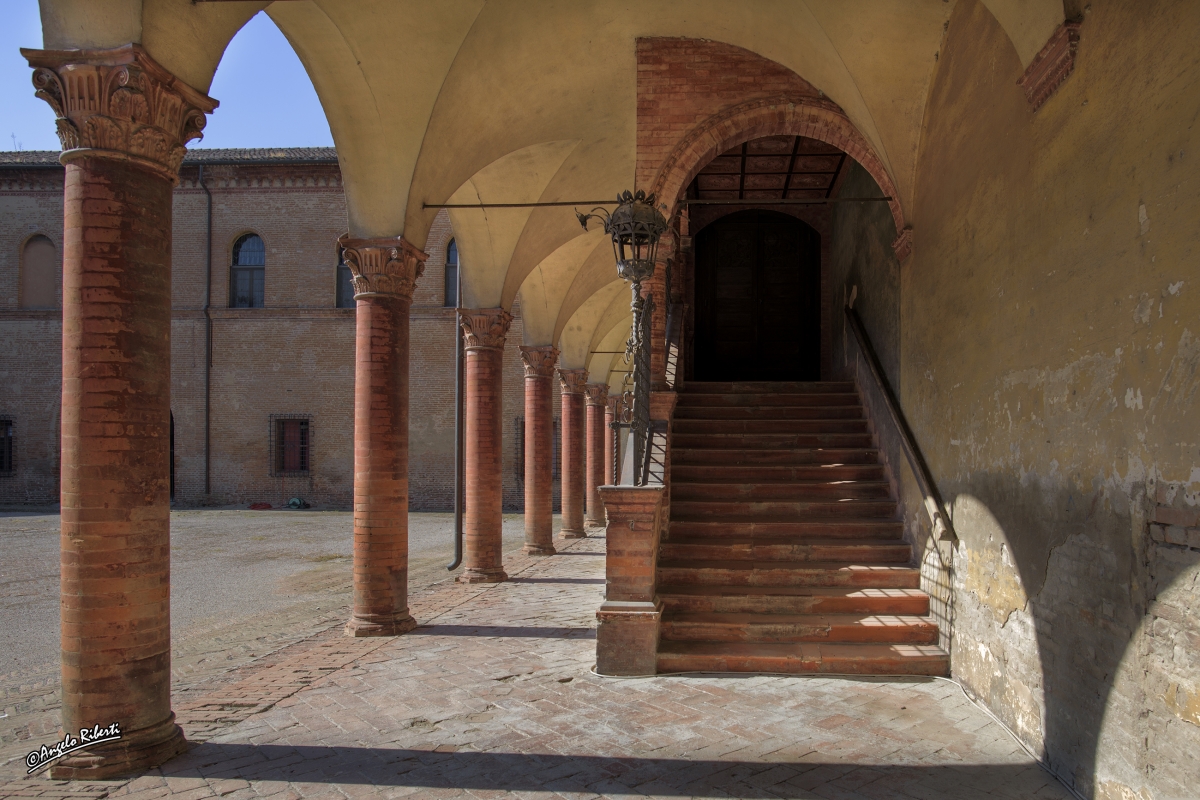 Cortile all' interno del Castello di Bentivoglio - Angelo Riberti