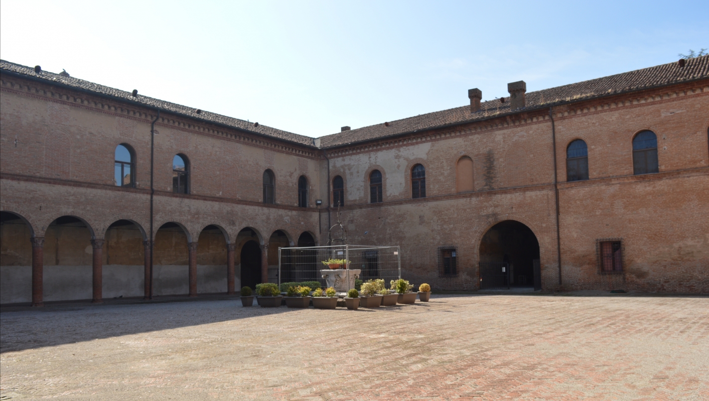 Bentivoglio, Castello, cortile interno con pozzo - Cinzia Malaguti