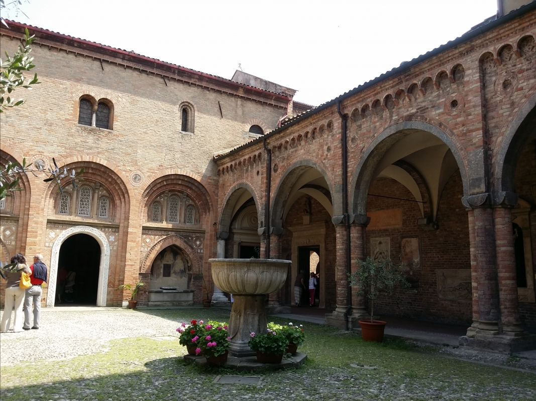 Particolare del chiostro all'interno della basilica di Santo Stefano, Bologna - Chiari86