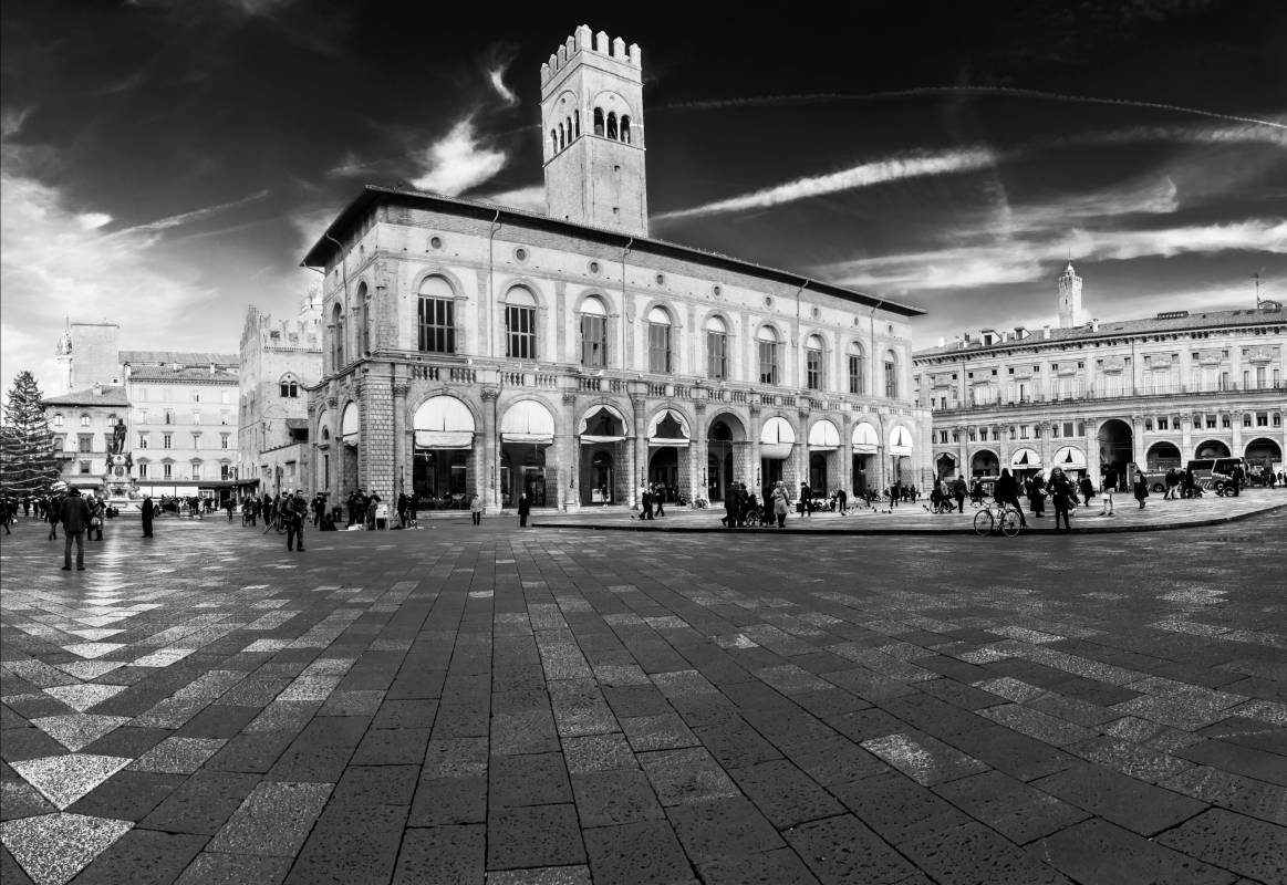 - Piazza Maggiore - - Vanni Lazzari