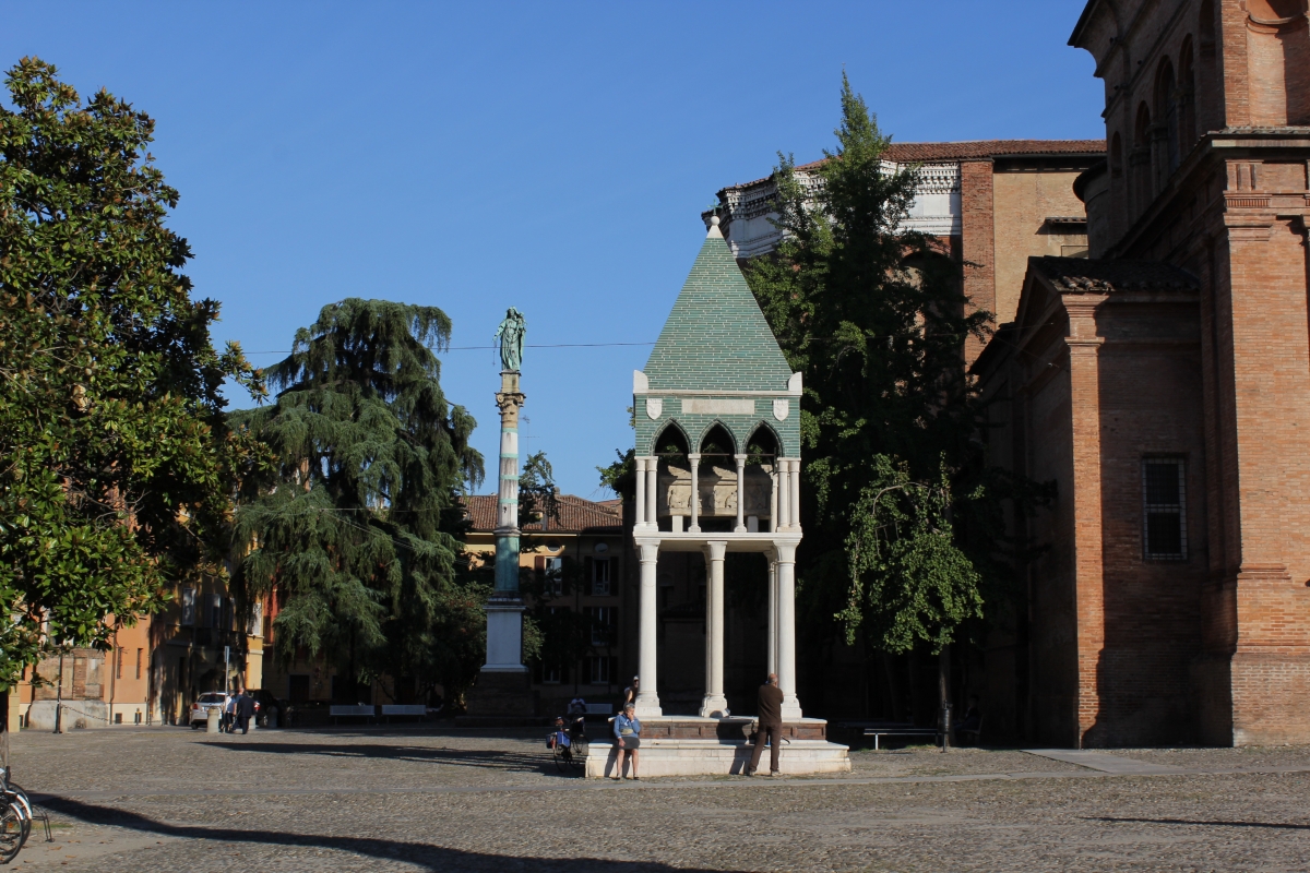 Tomba piazza San Domenico - LunaLinda