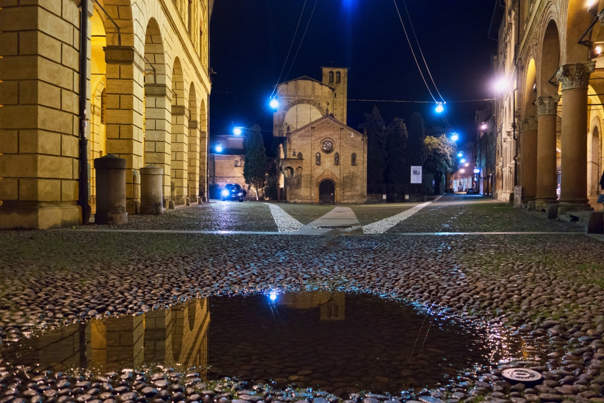 Piazza S. Stefano at night with a puddle in the foreground - Ugeorge
