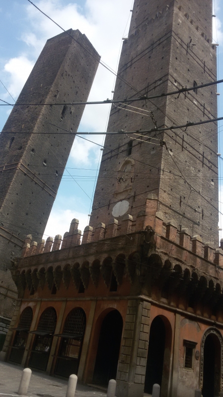 Le due torri a Bologna dal basso - Ilariaconte