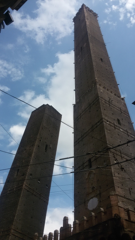 Le due torri a Bologna viste interamente - Ilariaconte