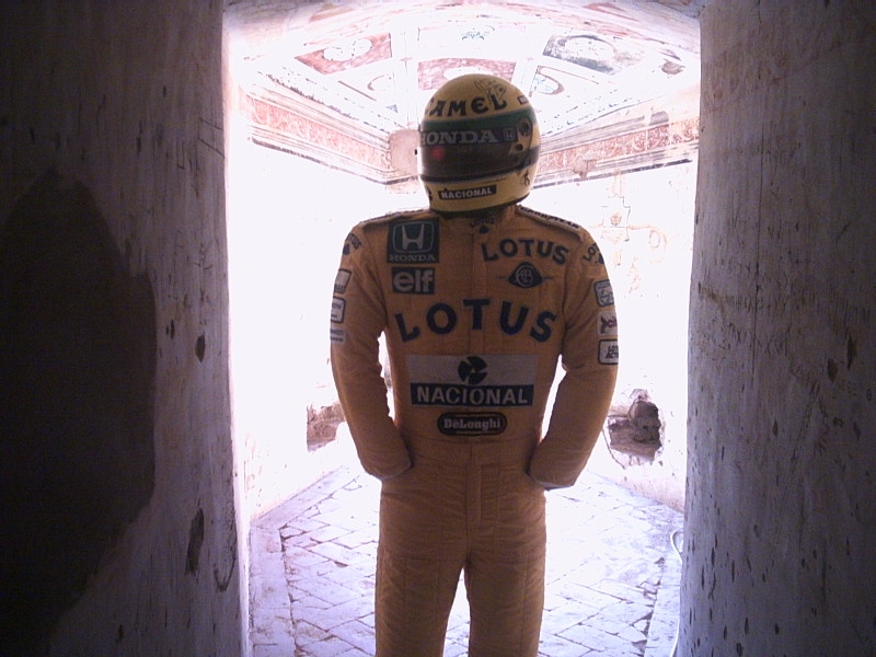Foto della tuta di Senna esposta alla Rocca ( foto del 25-04-04 024 ) - Paterna Filippo