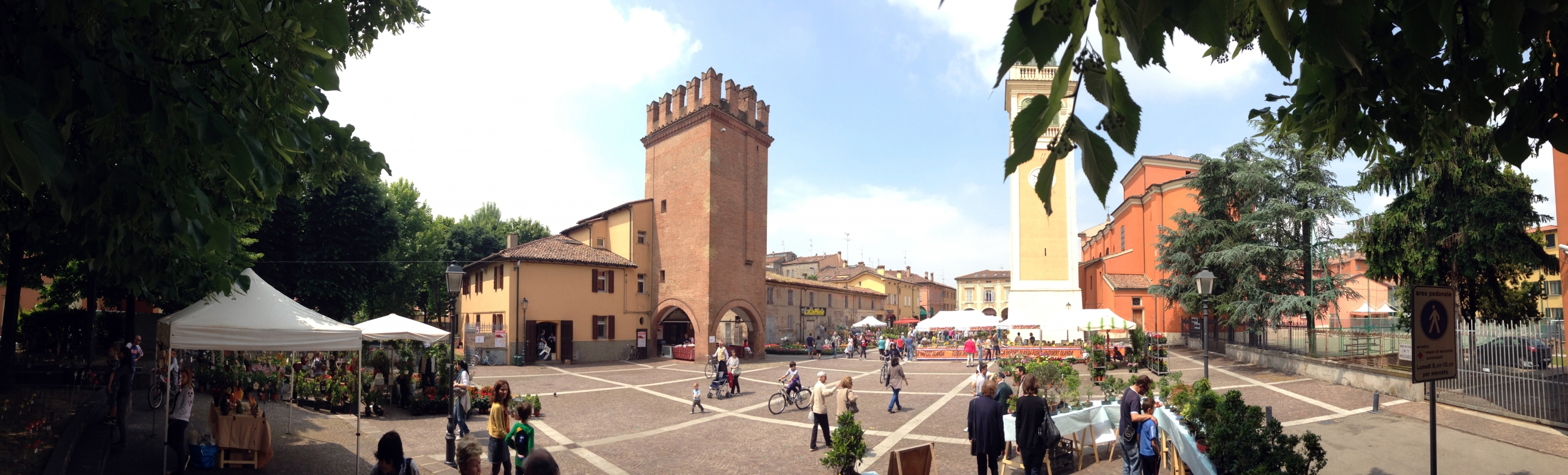 Panoramica Piazza con Torresotto Caliceti - FabioSchiavina