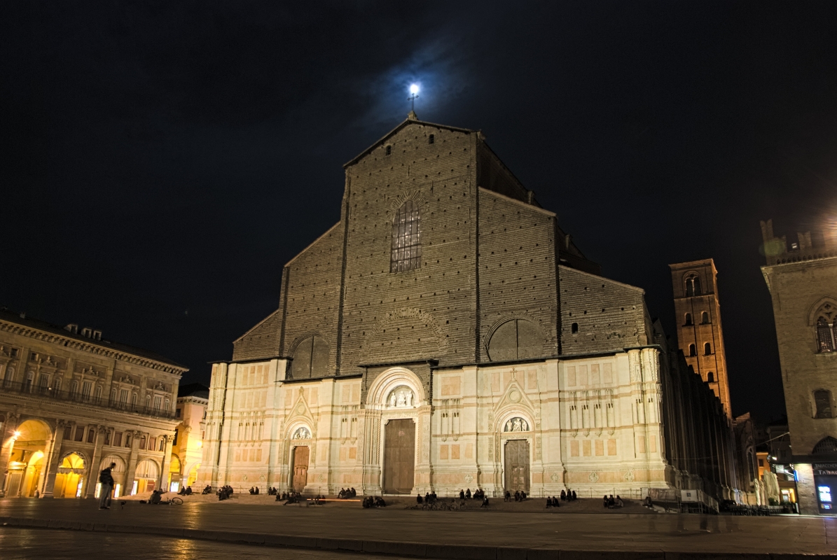 Luna e Basilica di San Petronio di notte - Claudio Bacchiani