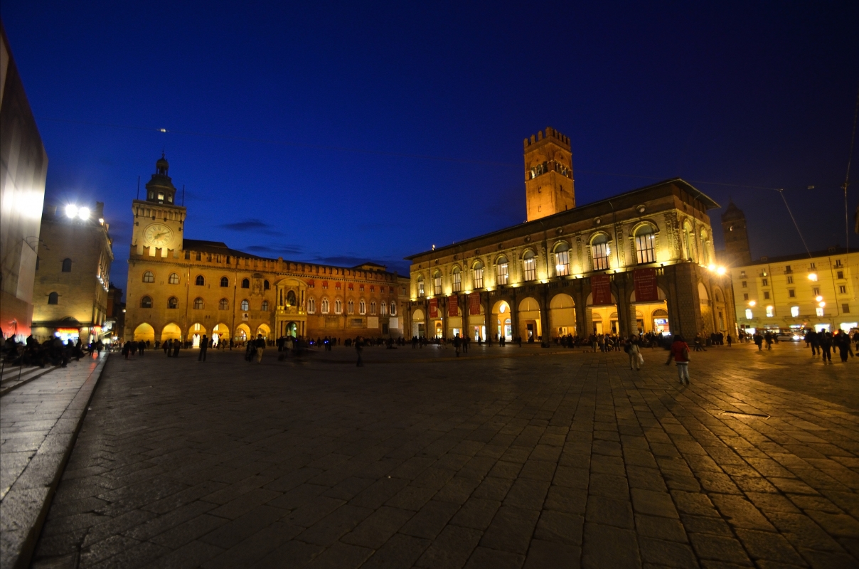 Piazza Maggiore notturna - Wwikiwalter