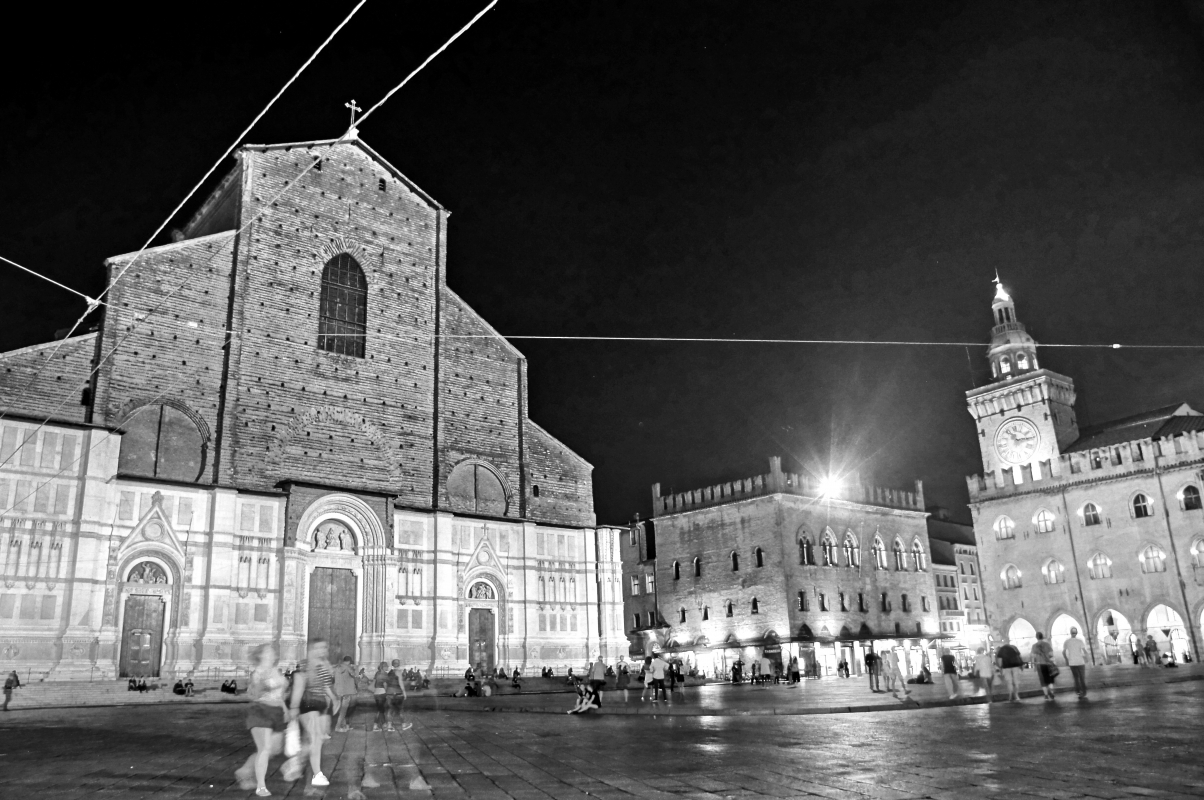 Bologna, Piazza Maggiore, notturna - Alessandro Siani