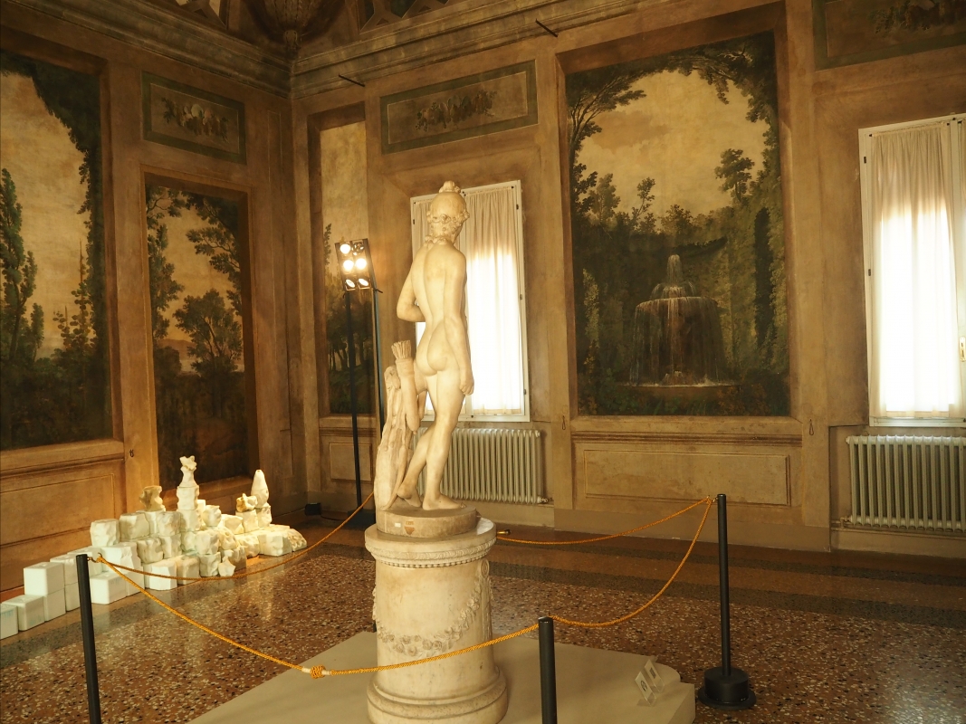 Sala Boschereccia di Palazzo d'Accursio con Apollino di Canova 1 - MarkPagl