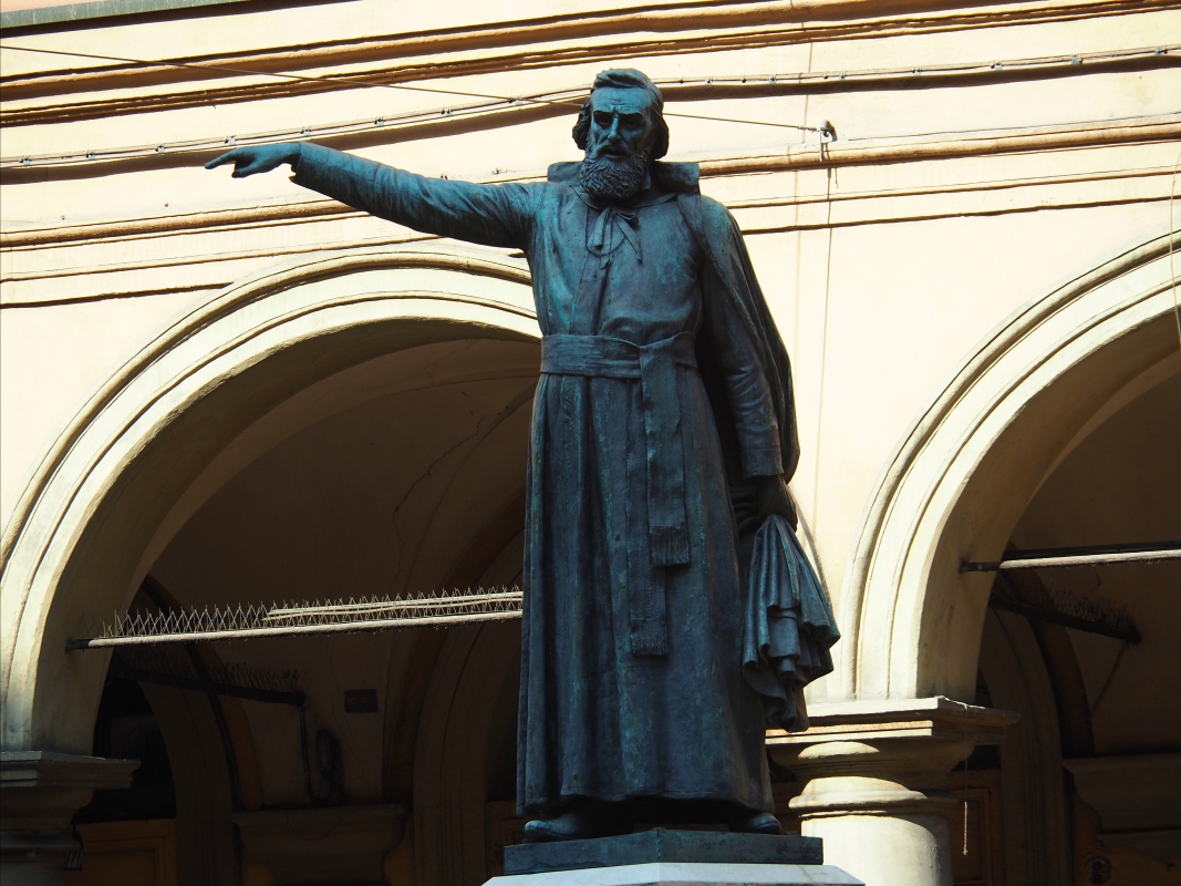 Statua di Ugo Bassi tra i portici - MarkPagl