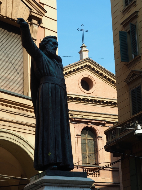 Statua di Ugo Bassi con chiesa dei Santi Gregorio e Siro - MarkPagl