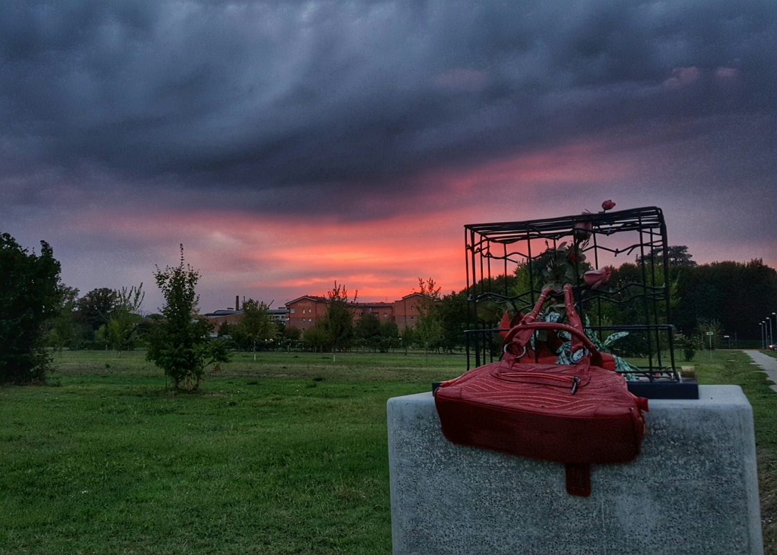 Parco Giardino Campagna, tramonto rosso al Monumento contro il Femminicidio - Enricopasini.ep