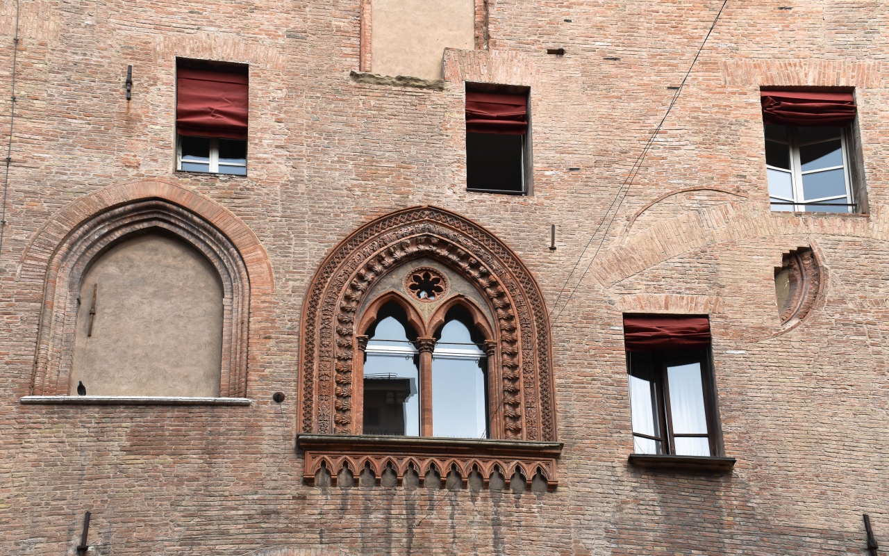 Finestre Palazzo d'Accursio Bologna 01 - Nicola Quirico
