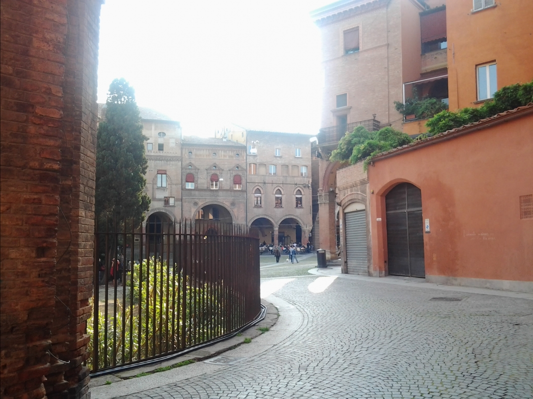 Piazza Santo Stefano ingresso da via Santa - Alessandro Conte Pai Pao Ren